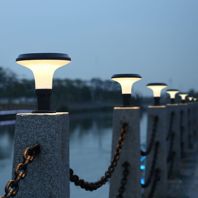 Zasilana energią słoneczną lampa słupowa LED Dekoracja Światło słoneczne oświetlenie trawnika Lampa LED słupkowa