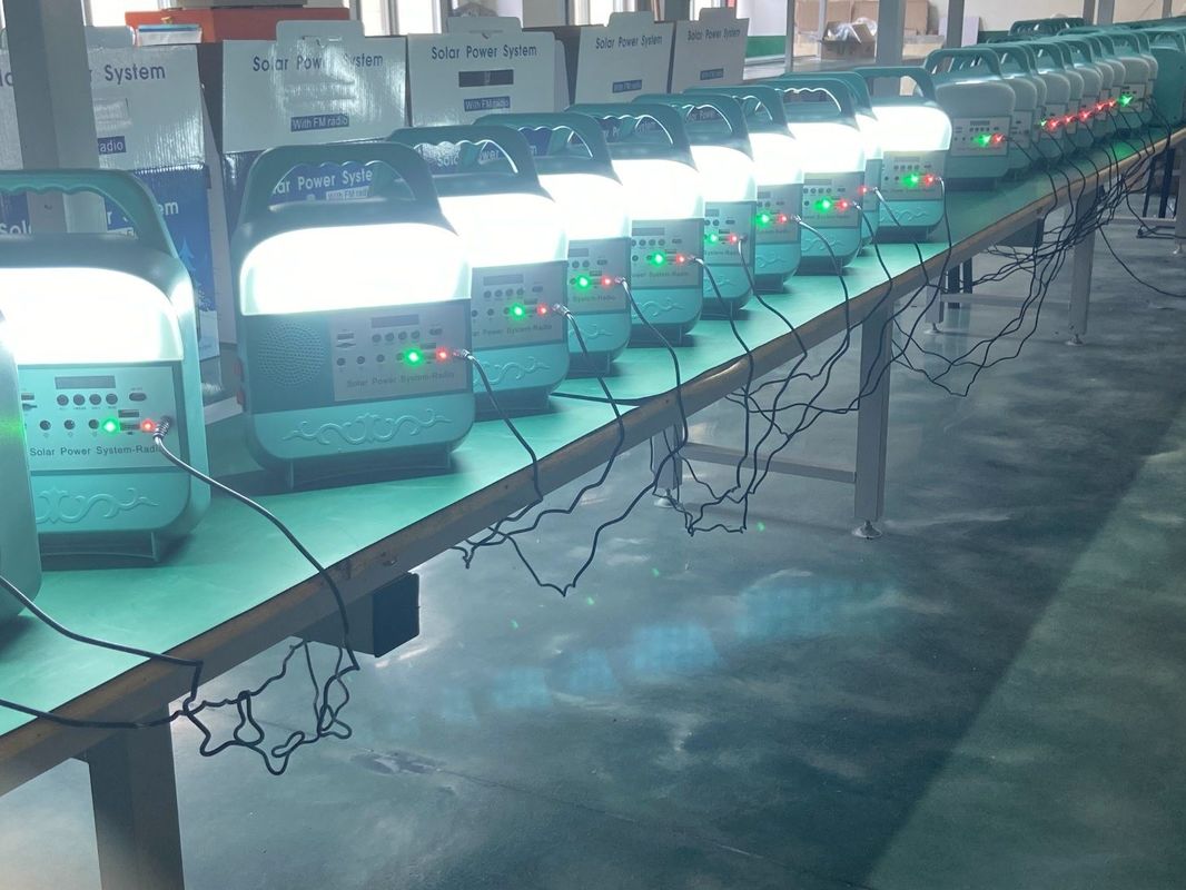 System paneli słonecznych 12W 4 żarówki LED Przenośne zestawy oświetleniowe do zasilania energią słoneczną