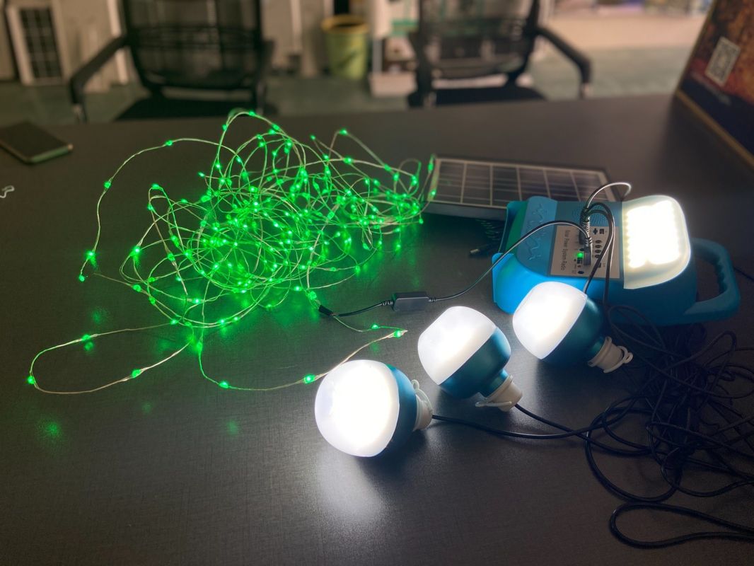 System paneli słonecznych 12W 4 żarówki LED Przenośne zestawy oświetleniowe do zasilania energią słoneczną